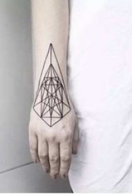 女生手臂上黑白简约几何线条英文单词纹身图片