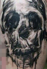 男生大腿上黑白素描骷髅头和人物肖像纹身图片