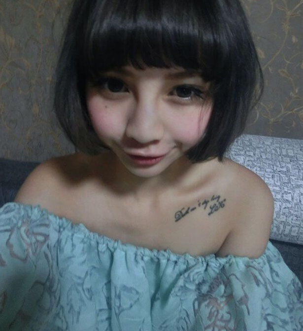 甜美小女生锁骨时尚英文字母纹身图案