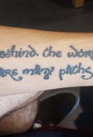 男生手臂上黑白花体有意义英文纹身图片