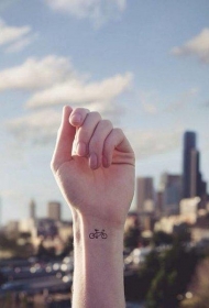 手腕简单小巧的自行车纹身图案