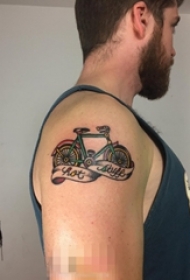 男生肩部彩绘点刺技巧英文单词和自行车纹身图片