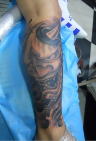 小腿炫酷的般若头像纹身图案