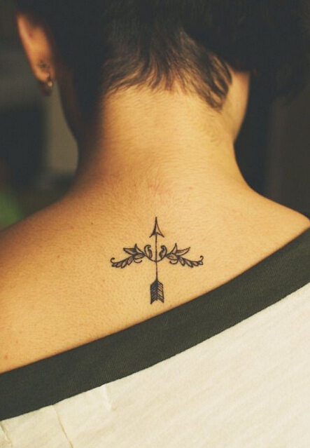 背部个性小巧的弓箭纹身图案