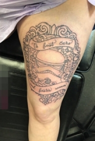 女生大腿上黑白点刺技巧图腾纹身图片