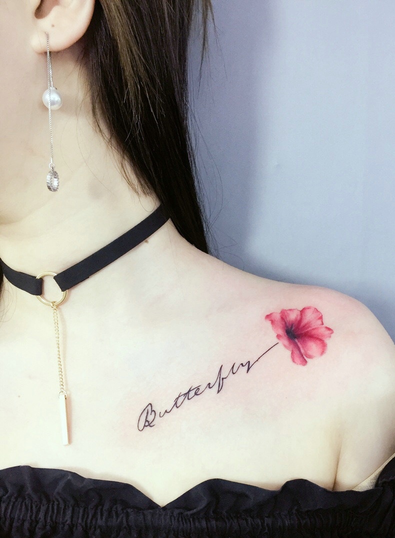 处在女生锁骨处的英文与玫瑰纹身图案