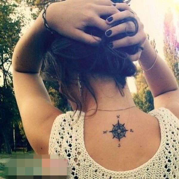 女生颈后黑白文艺小清新纹身图案