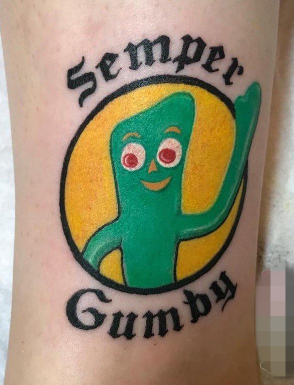 女生小腿上彩绘几何英文单词卡通人物纹身图片