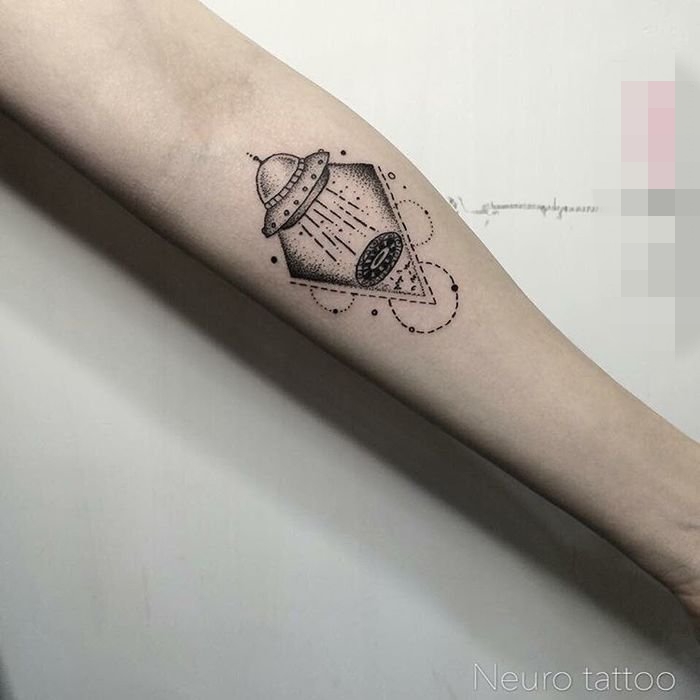 个性几何元素简约线条飞碟纹身图案