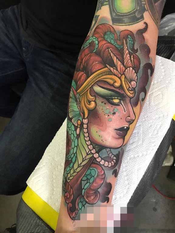 男生手臂上彩色创意个性神秘人像纹身图片