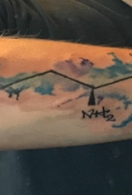 男生手臂上黑色线条化学元素水墨纹身图片