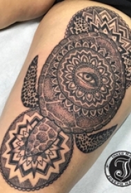 女生大腿上黑色点刺技巧神秘图腾纹身图片