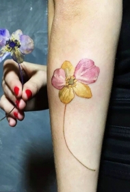 和实物非常相似的手臂花朵纹身图案