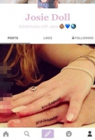 情侣手指上黑色花体英文纹身图片