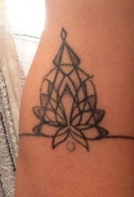 女生手臂上黑白点刺技巧几何线条花朵纹身图片