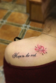 女生香肩下的英文小花纹身刺青