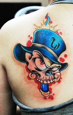 女生后背潮流经典的彩色骷髅纹身图案