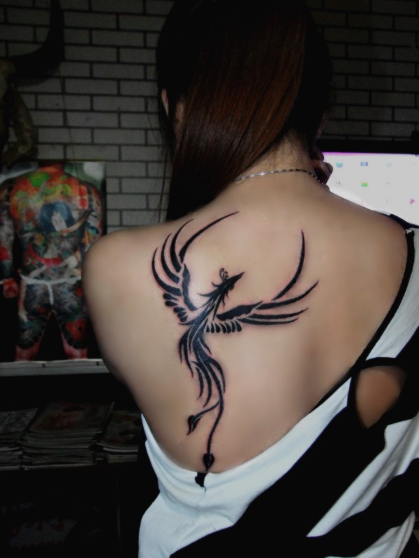 美女后背简单唯美的凤凰图腾纹身图案