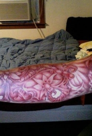 手臂红色花朵与女人主题纹身图案