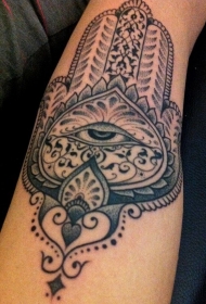 手臂上巨大的宗教黑白保护标志纹身