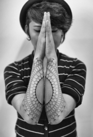 小臂很棒的设计黑白部落圈形纹身图案