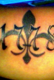 手臂黑色印章和数字纹身图案