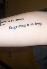 手臂上的小清新字母纹身图案