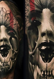 大臂彩色女性肖像结合骷髅与猫纹身图案