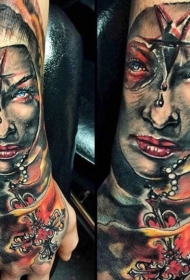 手部新风格的彩色女人肖像纹身图案