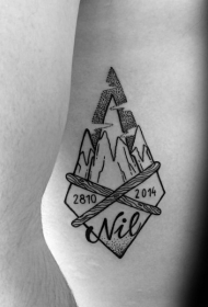 小小的点刺风格古箭头字母和数字纹身图案