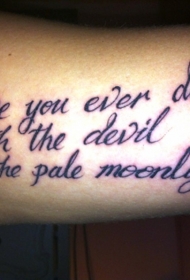 大臂神秘的黑色字母纹身图案