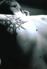 背部黑色的导航指南针纹身图案