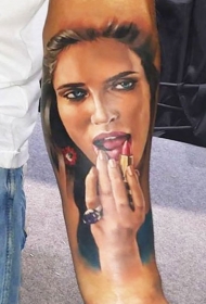 手臂彩色逼真的妇女与口红纹身图案