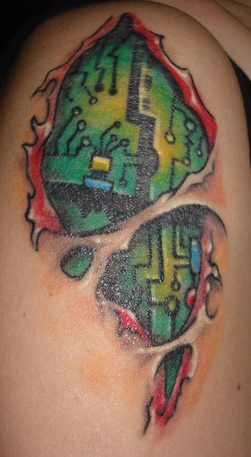 腿部彩色数字板下皮肤撕裂纹身图案