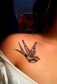 肩部黑色的小鸟纹身图案