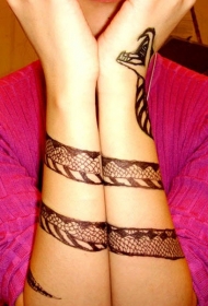 精美的黑色水蛇小臂纹身图案