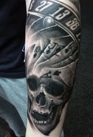 手臂扑克牌和骷髅数字黑白纹身图案