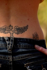 腰部黑色的十字架与翅膀纹身图案