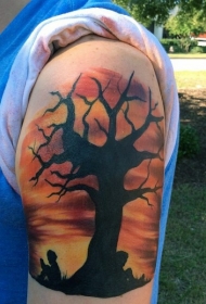 手臂漂亮的彩绘夕阳与孤独树纹身图案