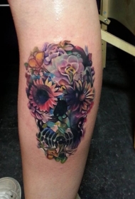 腿上漂亮的花朵骷髅纹身图案