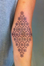 手臂黑色的花形饰品纹身图案