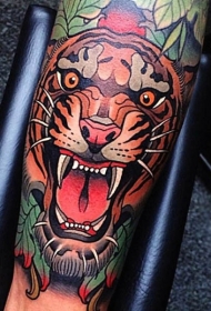 手臂自然彩色咆哮虎纹身图案