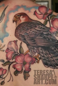 背部现代风格彩色鹰与花朵纹身图案