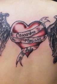 背部彩色爱心与翅膀纹身图案