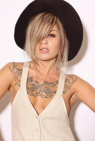 美女胸部玫瑰英文字母纹身图案