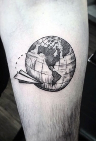 小臂雕刻风格黑色纸飞机与地球仪纹身图案