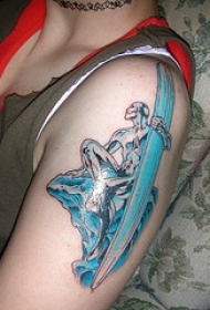 大臂蓝色冲浪者人像纹身图案