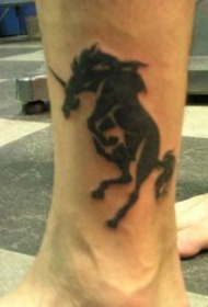 小腿黑色独角兽纹身图案