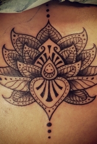 背部部落风格的莲花纹身图案