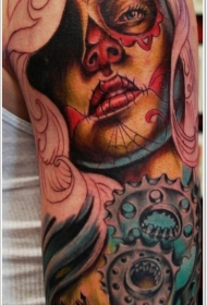 肩部彩色死亡的头骨和机械纹身图案